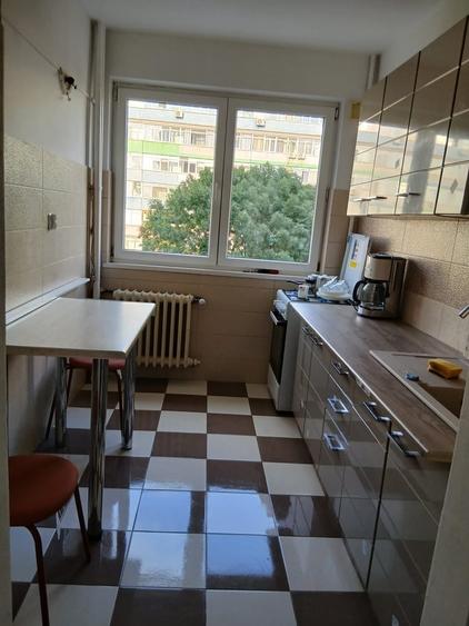 Apartament cu 3 camere semidecomandat în Cantemir