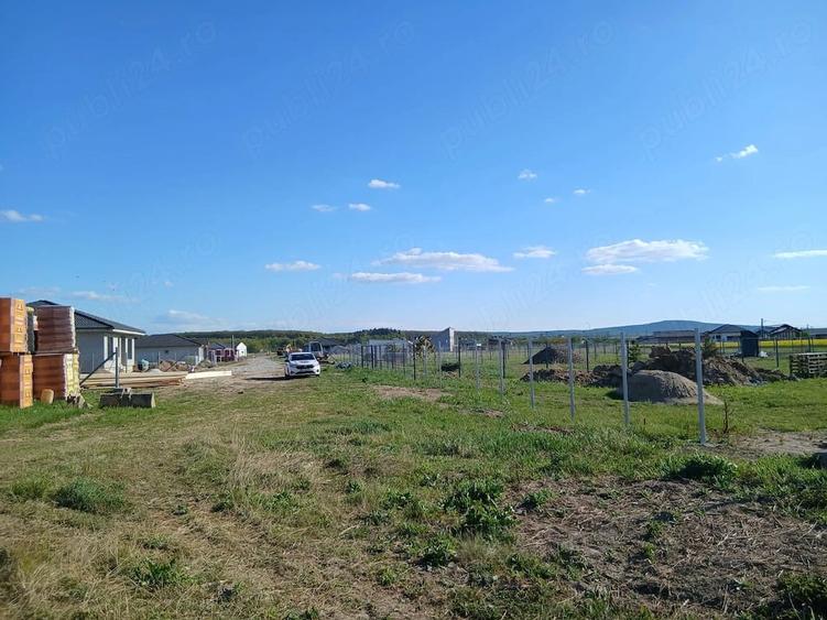 Teren de 821 mp, în Alparea