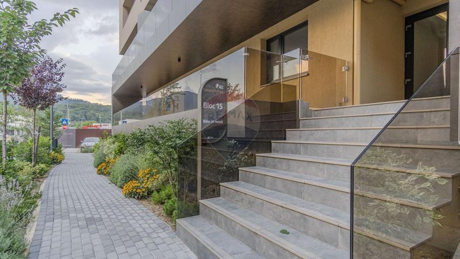 Apartament cu 9 camere decomandat în Astra