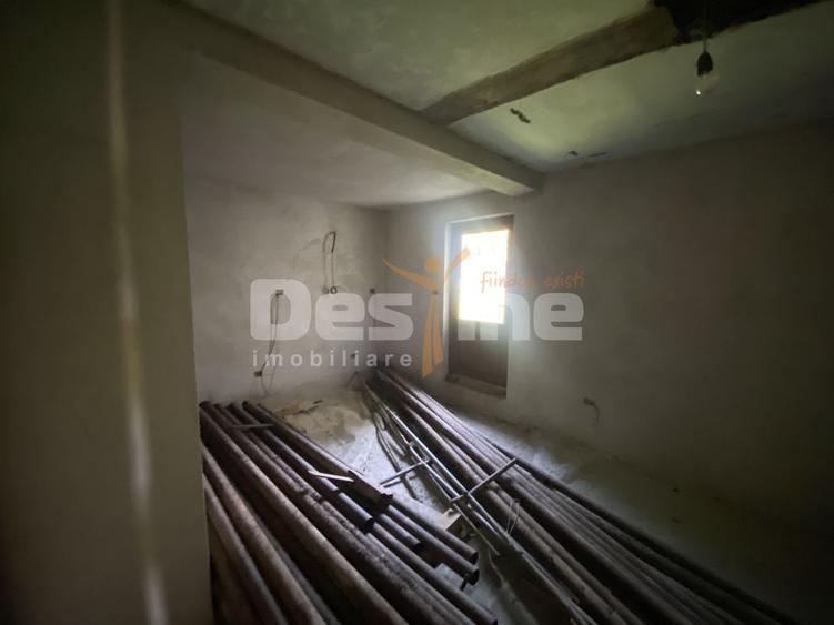 Casă individuală cu 7 camere cu Canalizare în Borlești