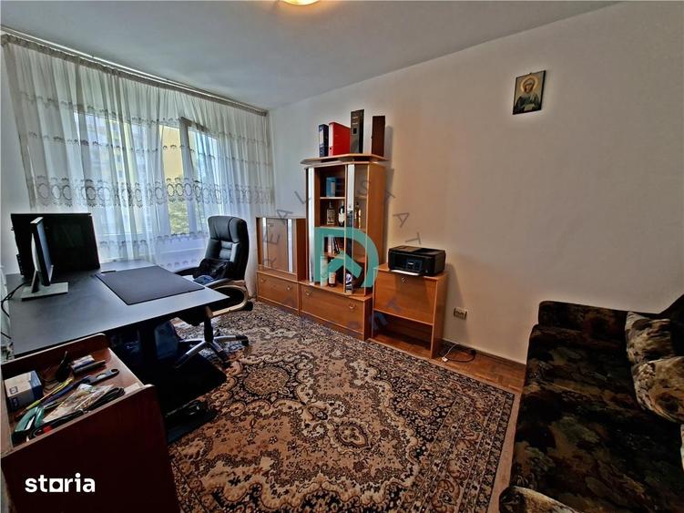 Apartament cu 3 camere semidecomandat în Astra