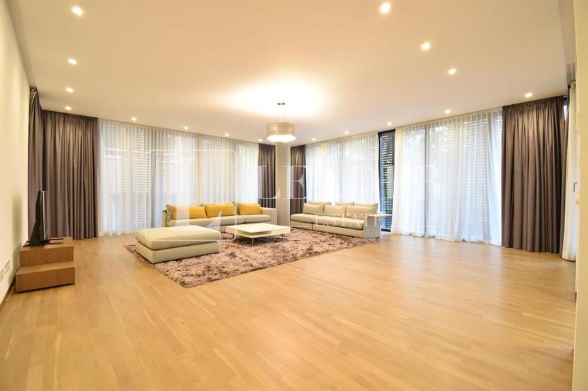 Apartament cu 5 camere decomandat în Primăverii