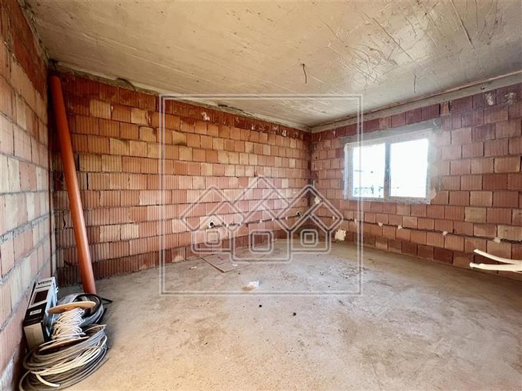 Casă individuală cu 7 camere cu Teren 727 Mp în Central