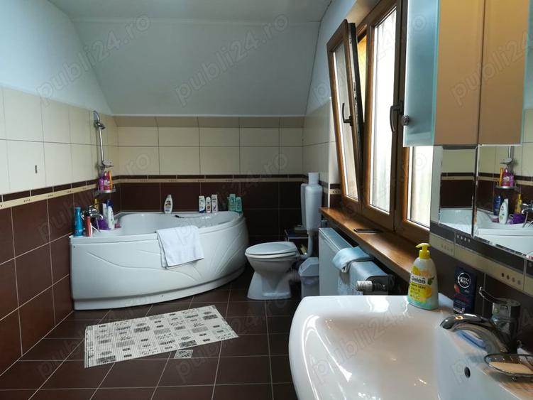 Casă cu 5 camere în Leș