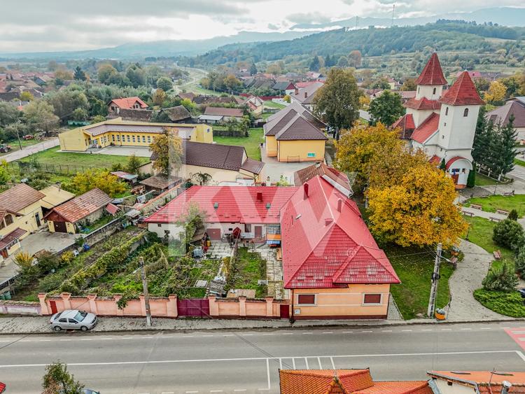 Casă individuală cu 6 camere cu Garaj în Șinca Veche