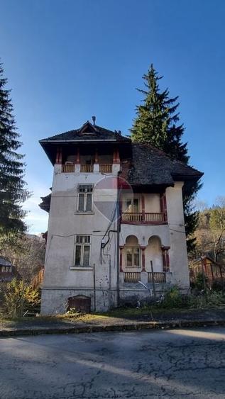 Casă individuală cu 10 camere cu Teren 996 Mp în Predeal