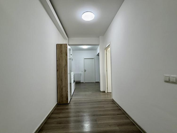 Apartament cu 4 camere semidecomandat, mobilat în Între Lacuri