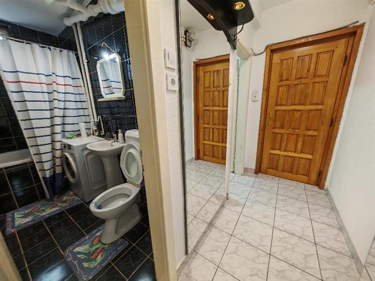 Apartament cu 2 camere semidecomandat în Centrul Civic