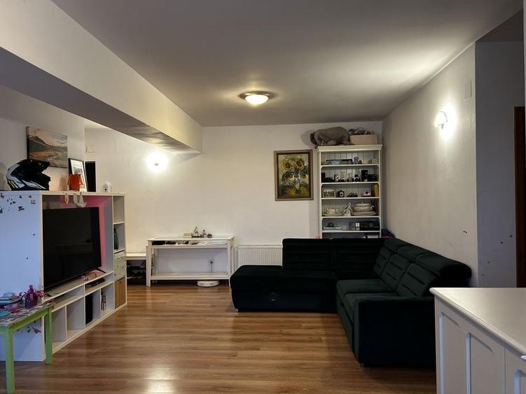 Apartament cu 3 camere decomandat în Ostratu