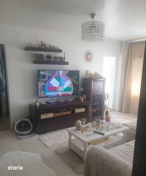 Apartament cu 2 camere semidecomandat în Tei
