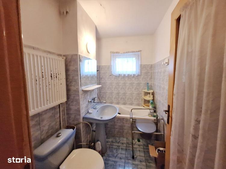 Apartament cu 3 camere semidecomandat în Mioriței