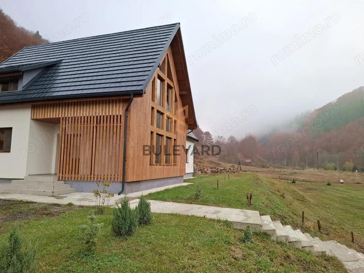 Casă cu Teren 6300 Mp în Groși