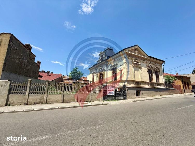 Casă cu 7 camere cu Teren 330 Mp în Central