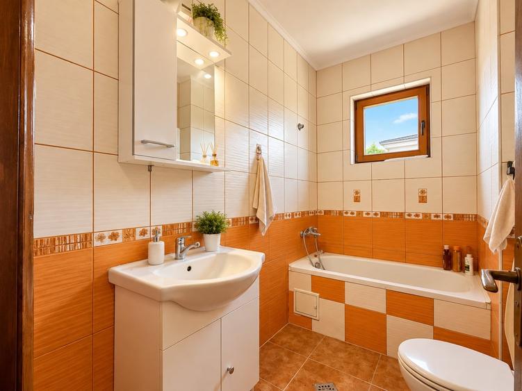 Duplex cu 5 camere cu Canalizare în Central