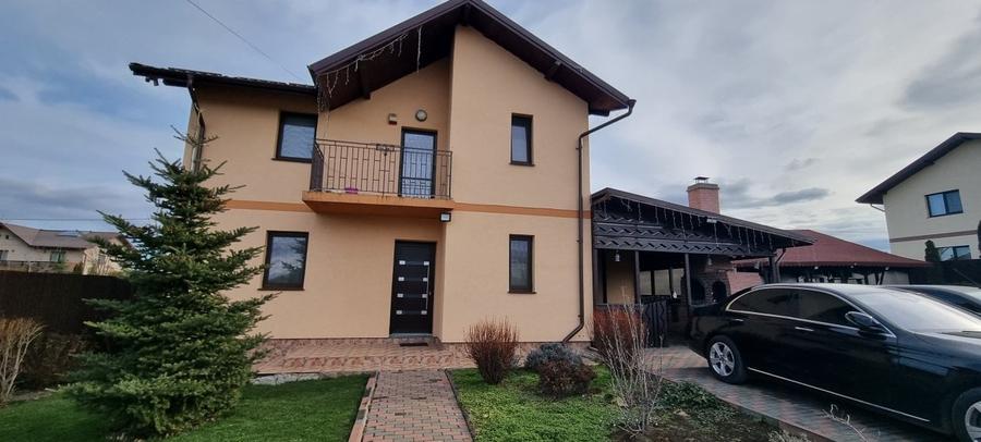 Casă individuală cu 4 camere cu Garaj în Central