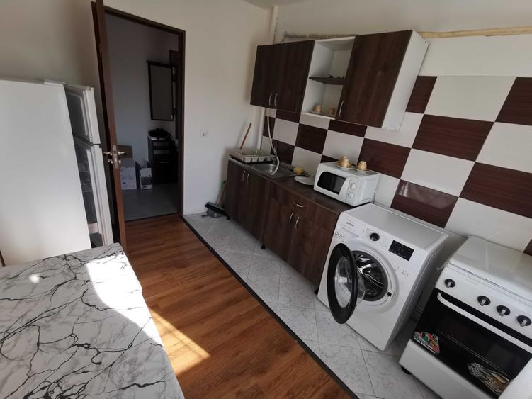 Apartament cu 2 camere semidecomandat în Craiovița Nouă