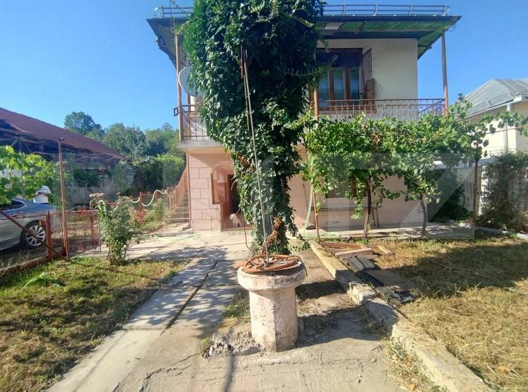 Casă cu 5 camere cu Teren 1100 Mp în Central