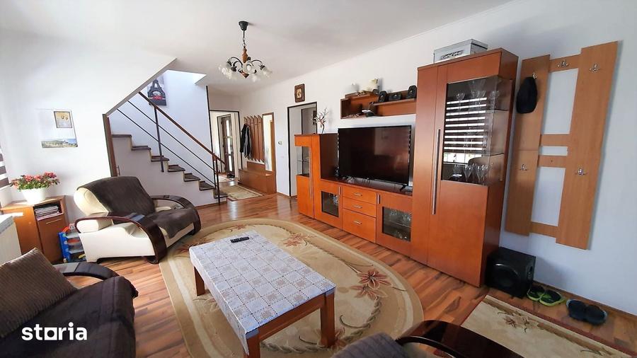 Casă cu 8 camere cu Teren 430 Mp în Valea Aurie