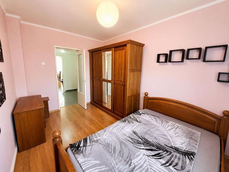 Apartament cu 3 camere decomandat, mobilat în Micro 14