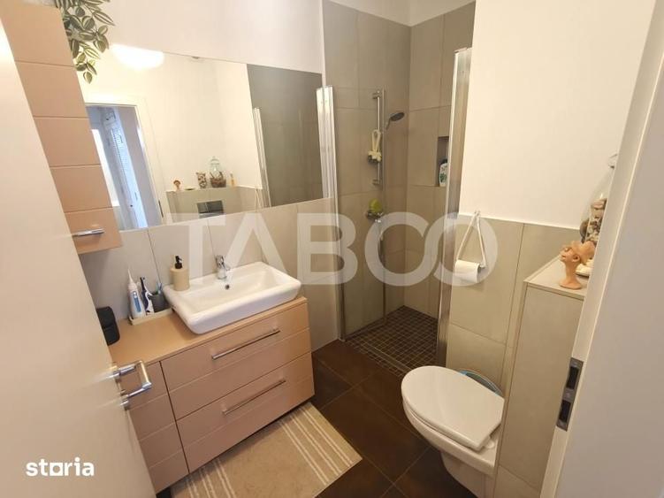 Apartament cu 3 camere decomandat în Est