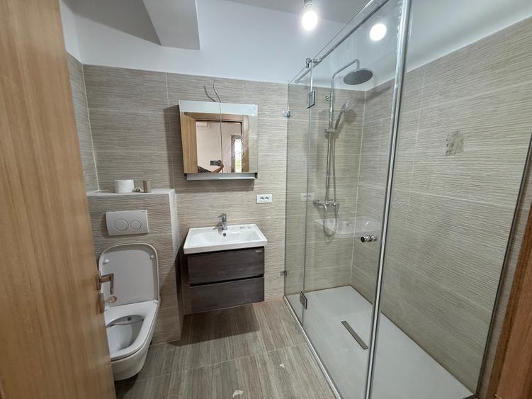 Apartament cu 3 camere semidecomandat în Apărătorii Patriei