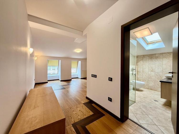 Penthouse cu 4 camere decomandat în Aviatorilor