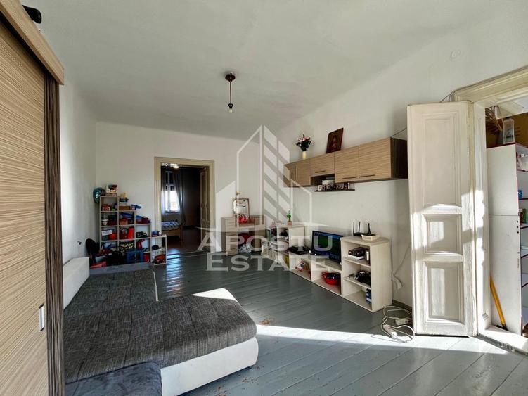 Apartament cu 3 camere decomandat, mobilat în Badea Cârțan