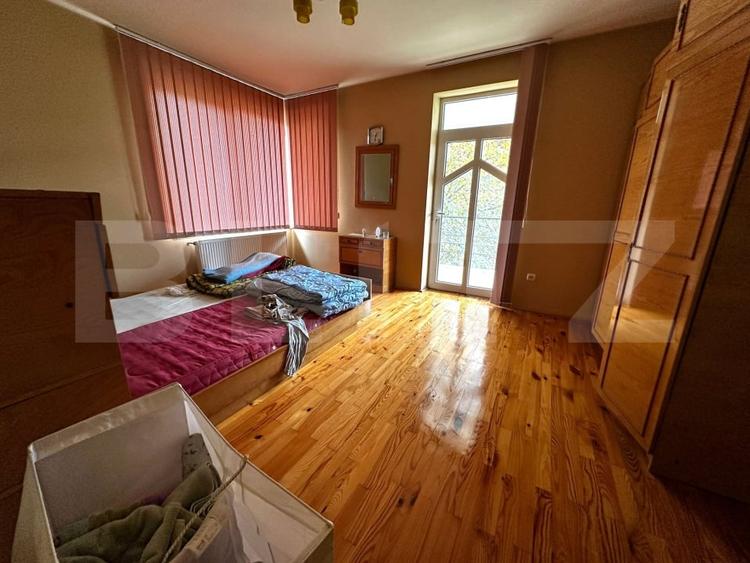 Casă individuală cu 8 camere cu Canalizare în Cetate