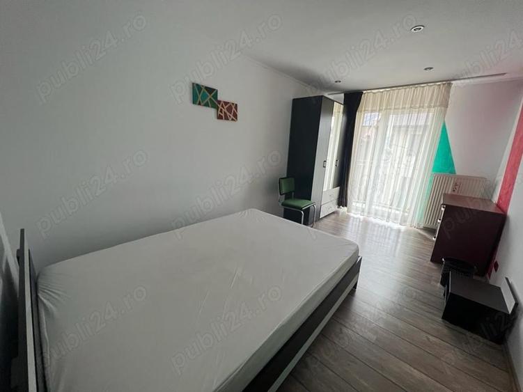 Casă cu 6 camere cu Teren 200 Mp în Intim