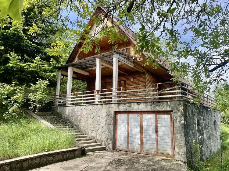 Casă cu 4 camere în Izvoarele