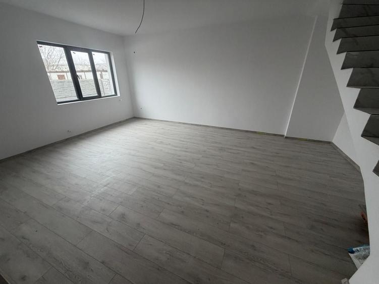 Duplex cu 3 camere cu Canalizare în Central