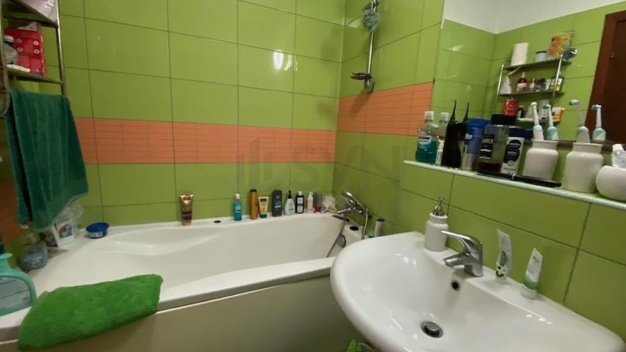 Apartament cu 3 camere semidecomandat, mobilat în Sisești