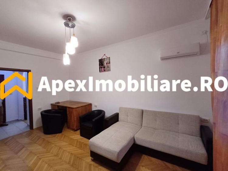 Apartament cu 3 camere semidecomandat în Moșilor