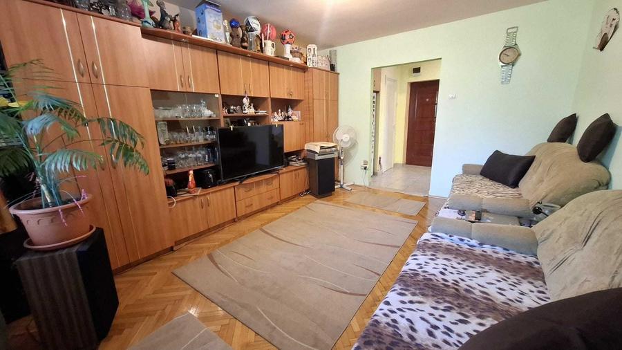 Apartament cu 3 camere decomandat în Exterior Vest
