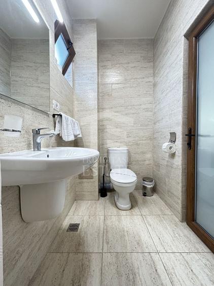 Casă individuală cu 16 camere cu Canalizare în Central