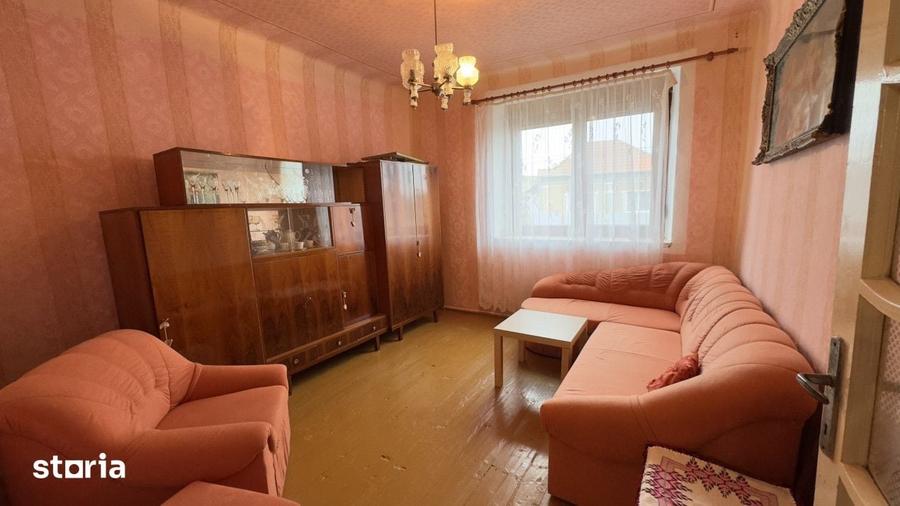 Casă cu 4 camere cu Teren 3405 Mp în Petrești