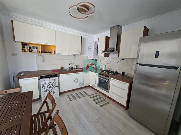 Apartament cu 4 camere decomandat în Tractorul