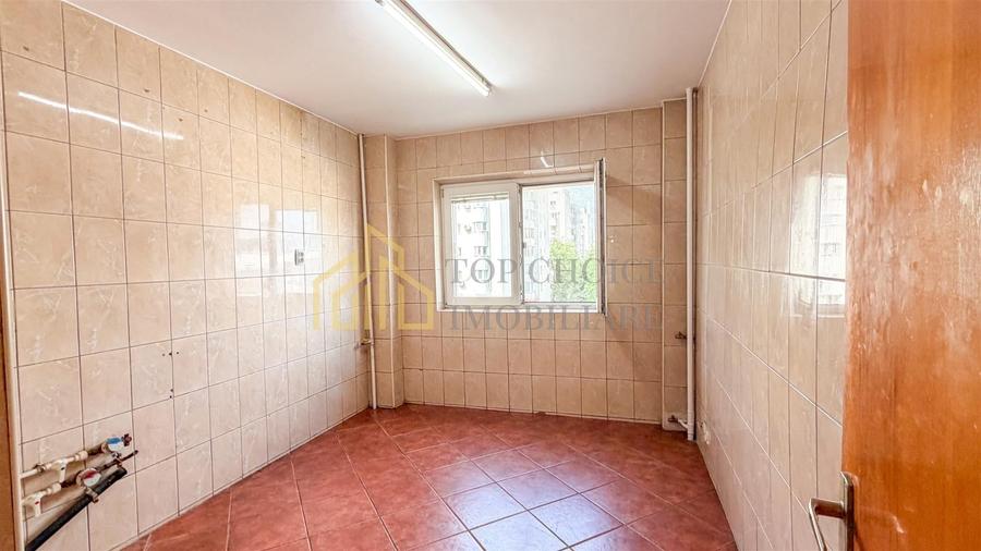 Apartament cu 3 camere semidecomandat, mobilat în Tei
