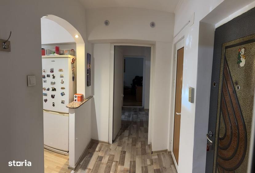 Apartament cu 3 camere decomandat în Prundu