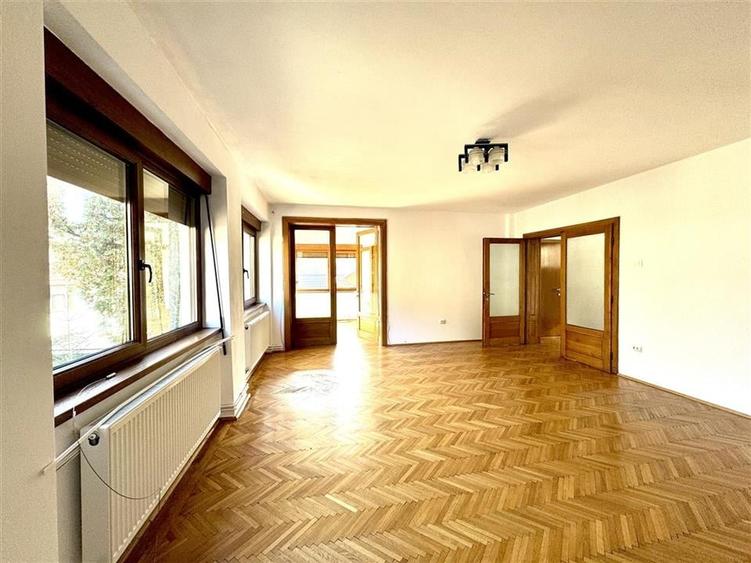 Casă individuală cu 7 camere cu Teren 382 Mp în Ultracentral