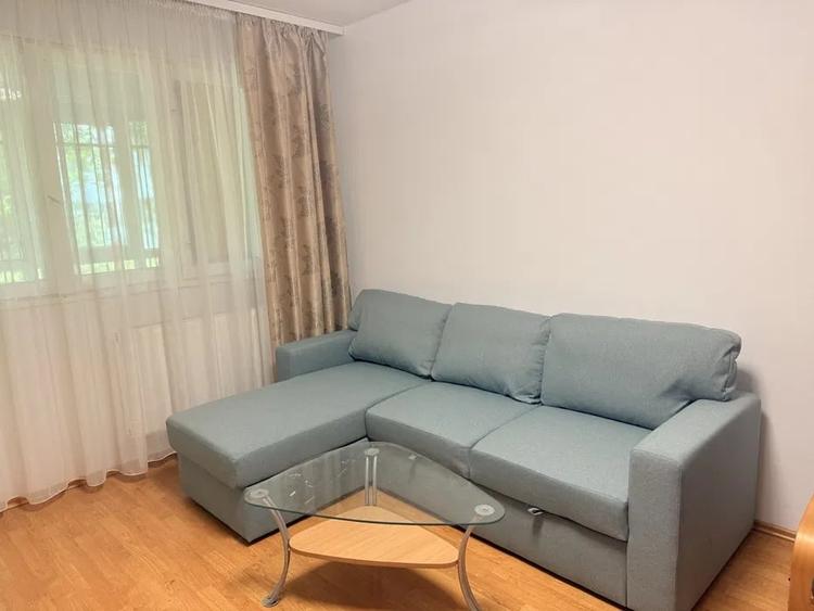 Apartament cu 3 camere semidecomandat, mobilat în Drumul Taberei
