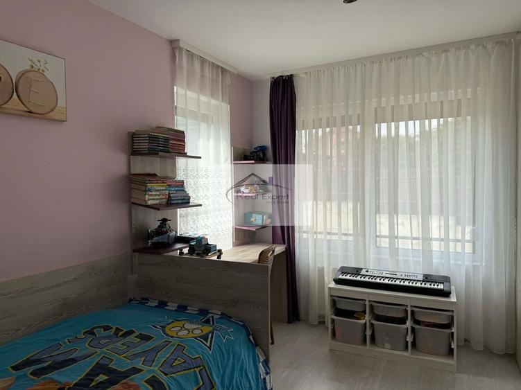 Apartament cu 3 camere decomandat în Europa