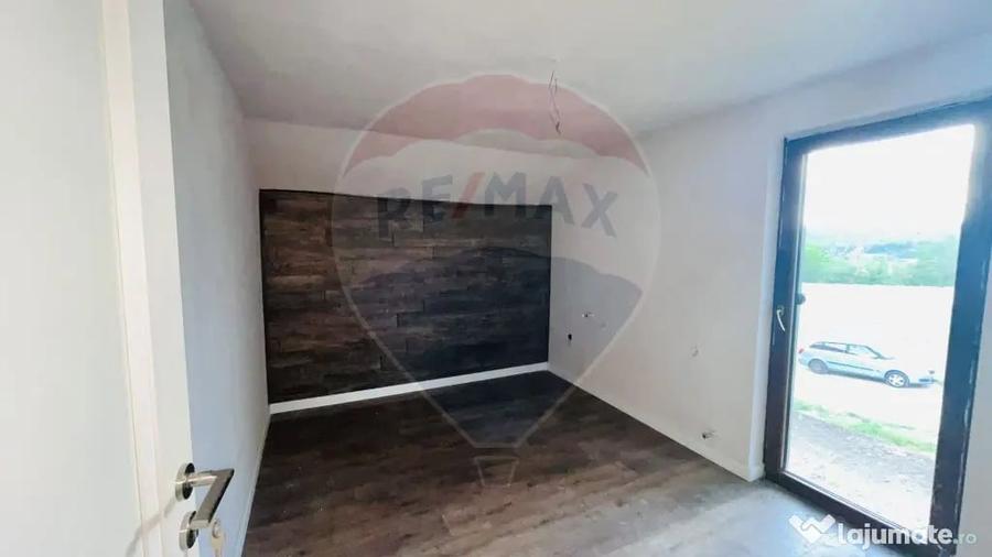 Casă cu 4 camere cu Teren 300 Mp în Hidiș