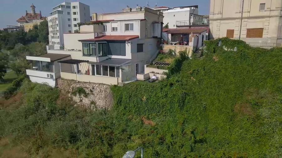 Apartament cu 4 camere semidecomandat, mobilat în Peninsula