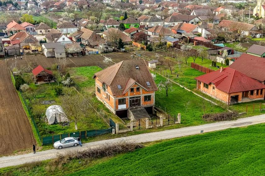 Casă cu 6 camere cu Teren 831 Mp în Zimandcuz