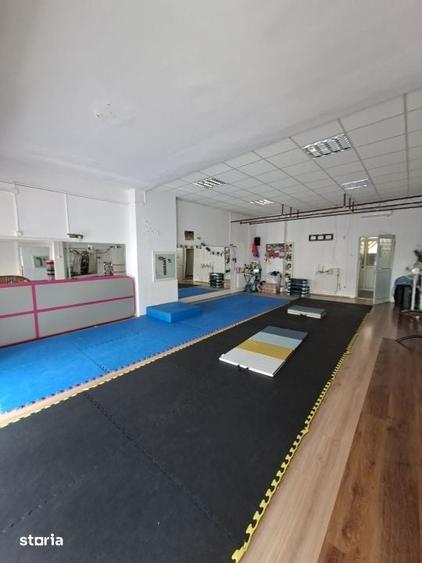 Spațiu comercial, de 320 mp, în Săsar