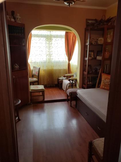 Apartament cu 3 camere decomandat, mobilat în Poarta 6