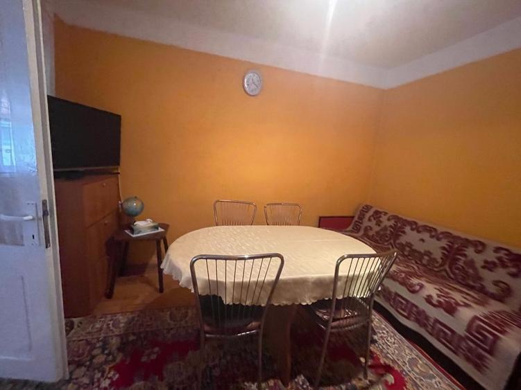 Casă individuală cu 6 camere cu Canalizare în Central