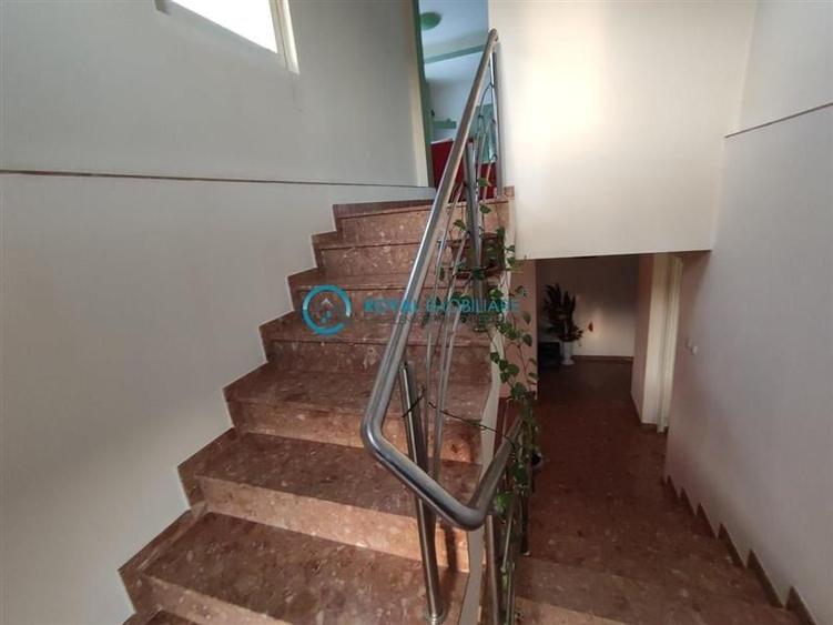 Casă individuală cu 6 camere cu Teren 80 Mp în Central