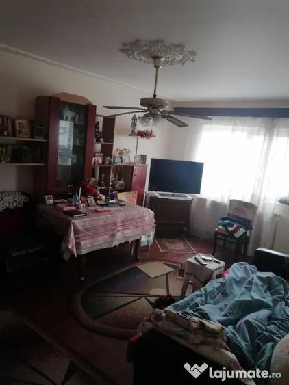 Apartament cu 3 camere decomandat în Broșteni